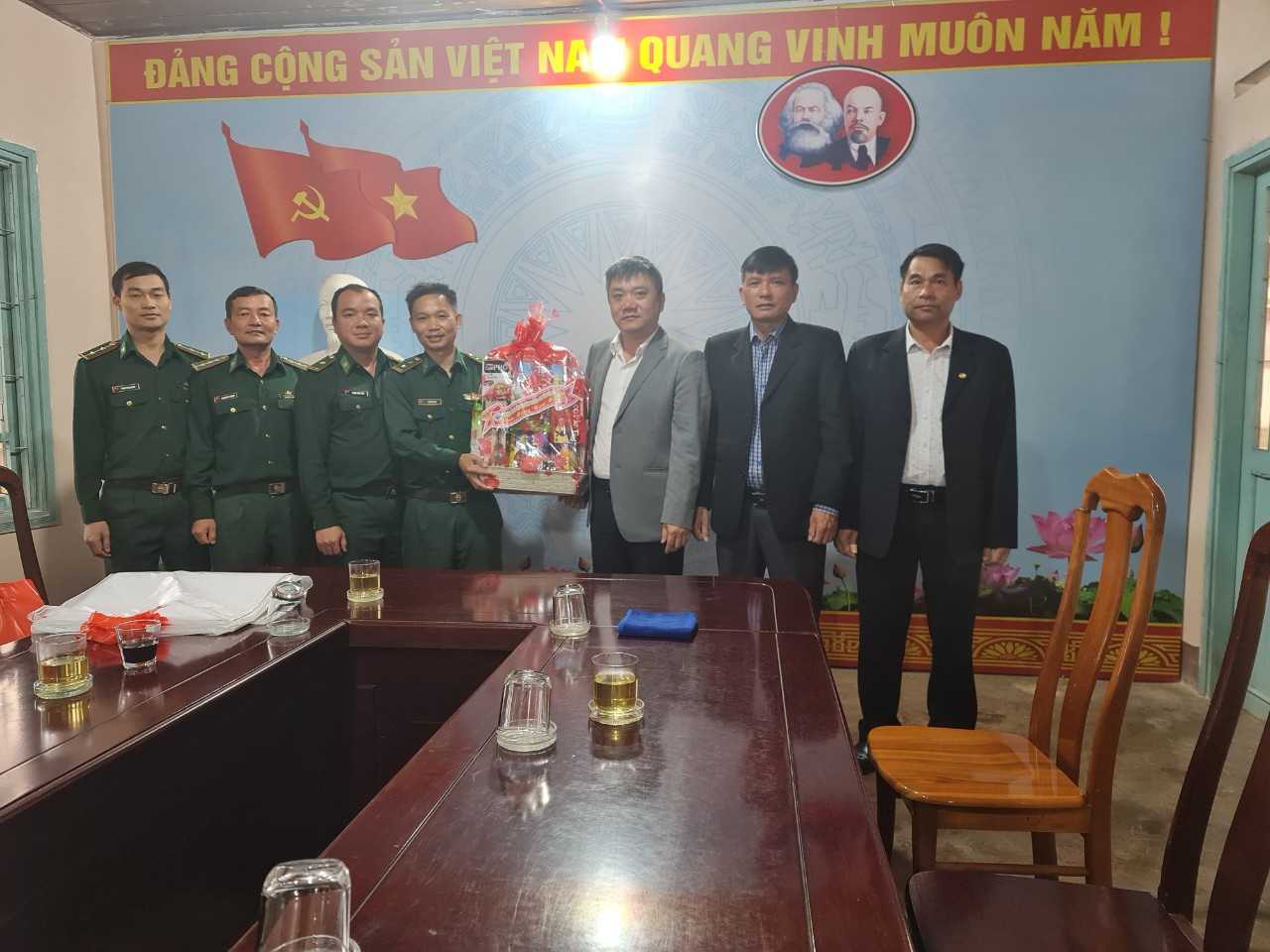 Tập thể cán bộ, chiến sỹ Đồn Biên phòng 749 huyện Buôn Đôn thăm, chúc Tết lãnh đạo UBND huyện Krông Ana