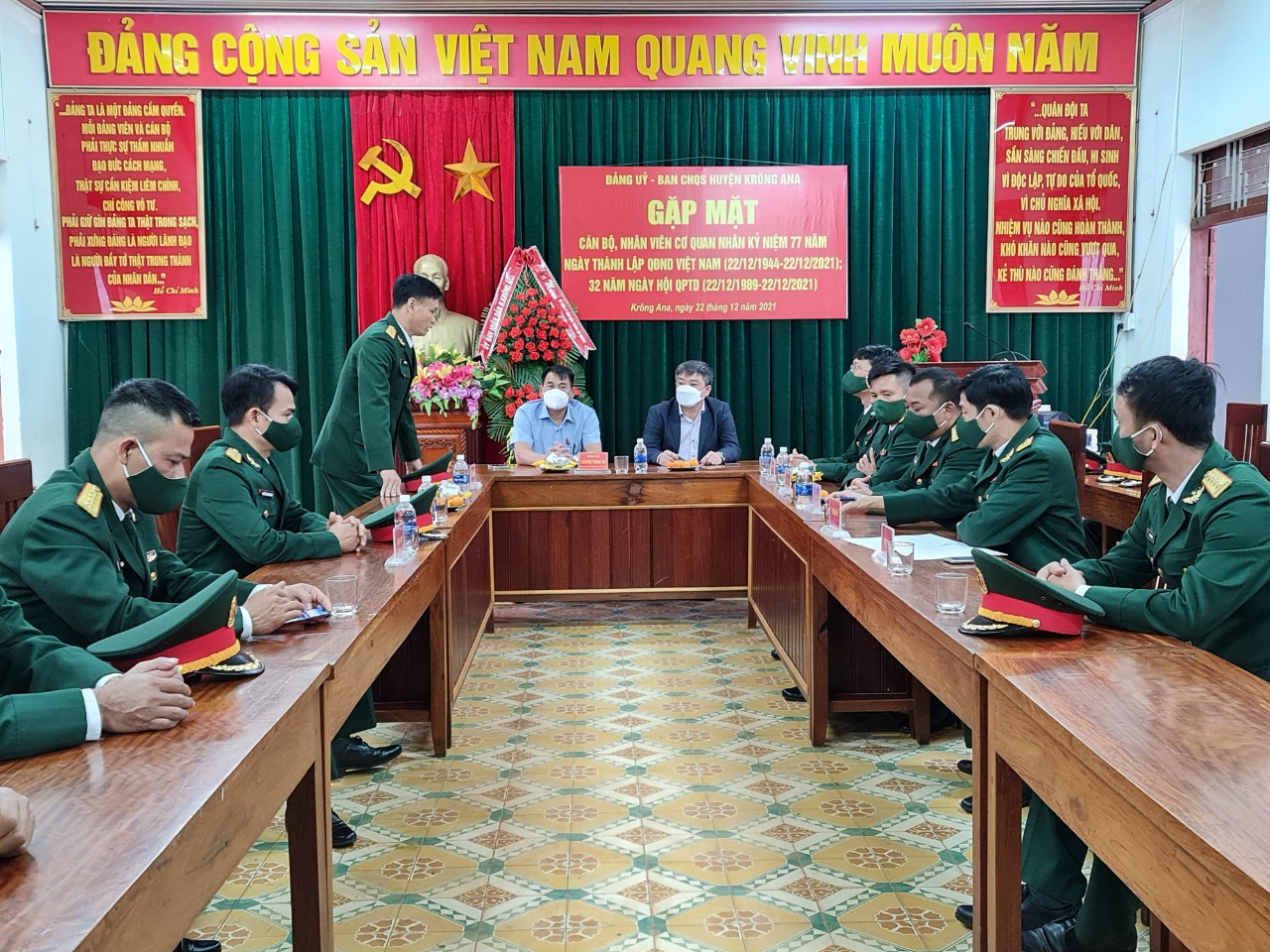 Lãnh đạo UBND huyện thăm, chúc mừng BCHQS huyện nhân dịp kỷ niệm 77 năm Ngày thành lập Quân đội Nhân dân Việt Bam (22/12/1944-22/12/2021)