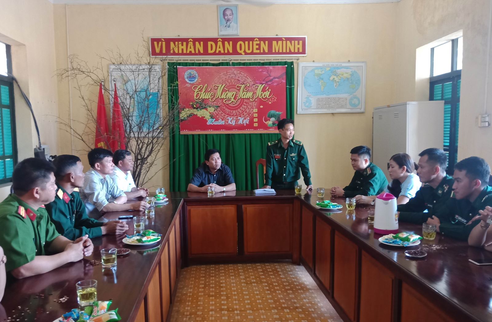 Lãnh đạo huyện thăm tặng quà Đồn Biên phòng Yok Đôn