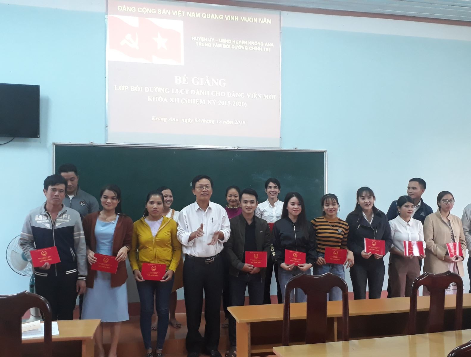 Bế giảng lớp bồi dưỡng Đảng viên mới khóa 12 (nhiệm kỳ 2015 - 2020)