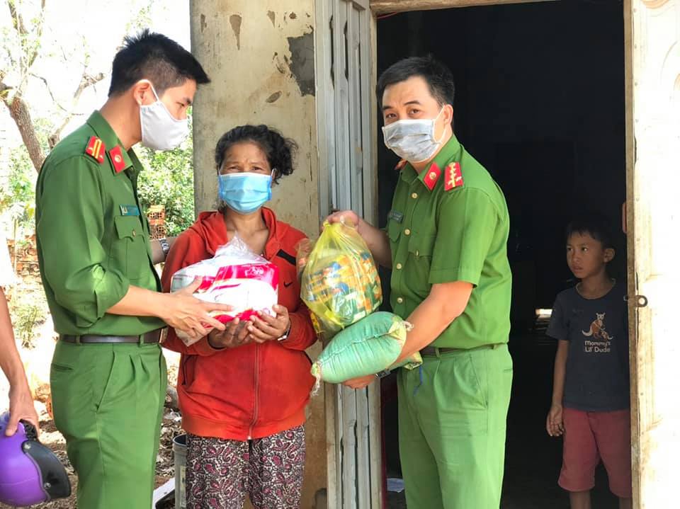 Công an huyện Krông Ana trao quà tình nghĩa cho các Hộ gia đình khó khăn trong mùa dịch