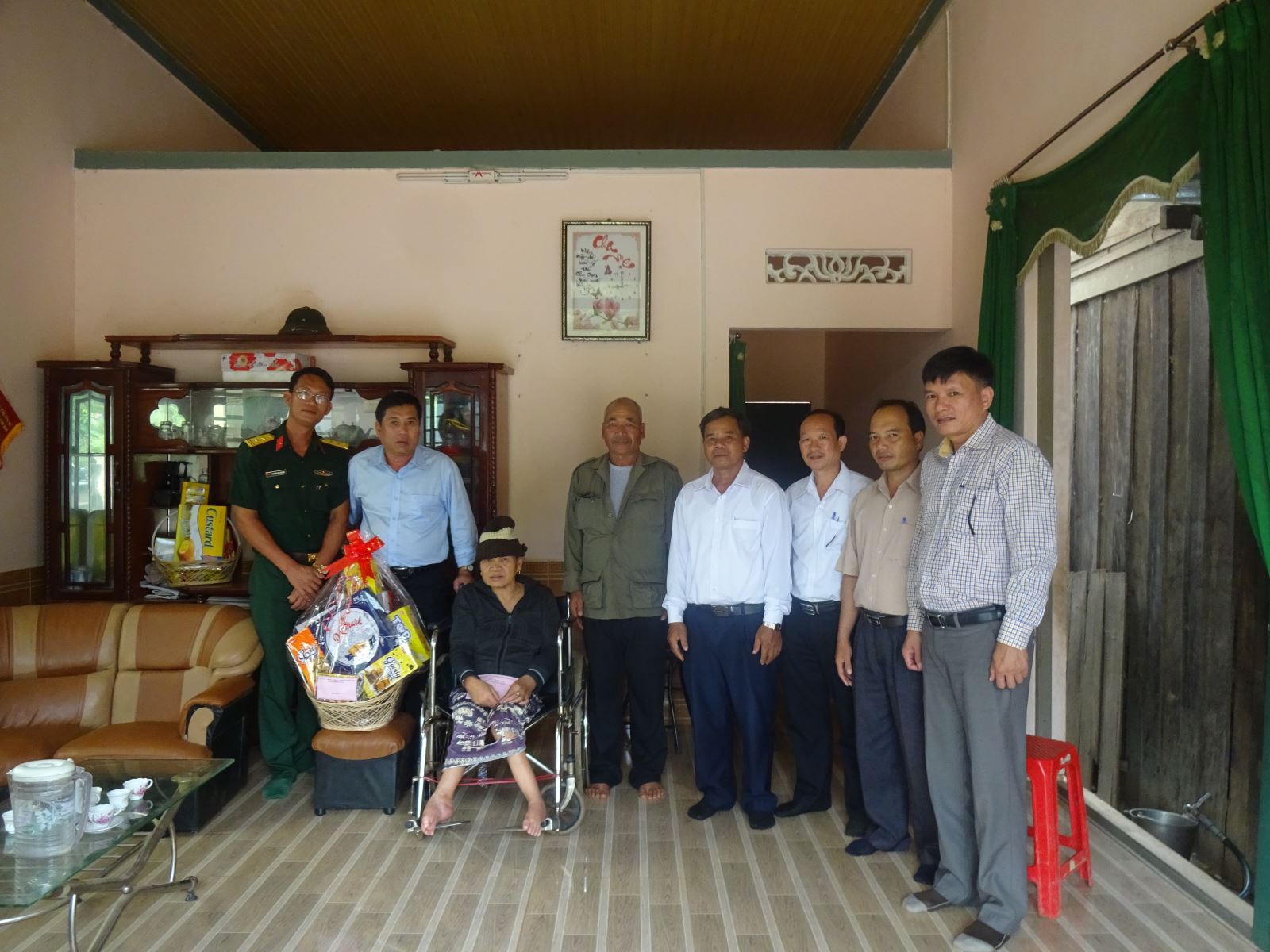 Đoàn lãnh đạo huyện Krông Ana thăm, tặng quà cho gia đình chính sách, người có công