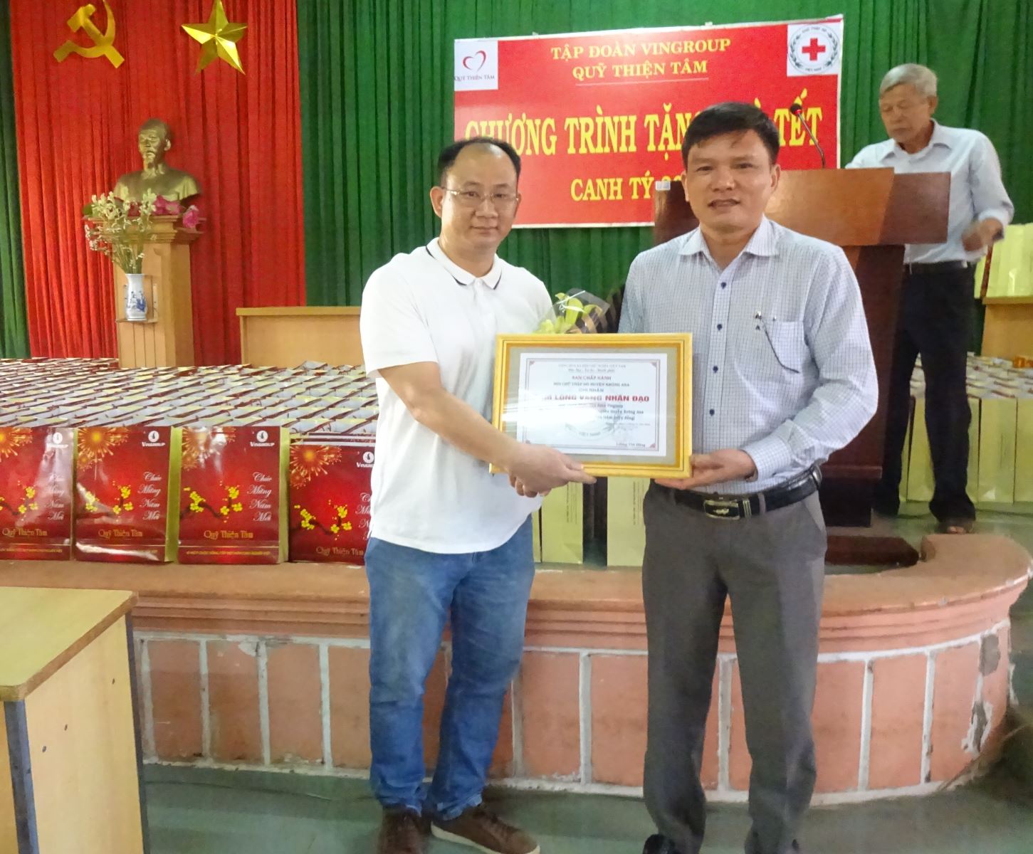 Tập đoàn VINGROUP và Quỹ Thiện Tâm tặng 530 suất quà cho hộ nghèo và đối tượng chính sách huyện Krông Ana