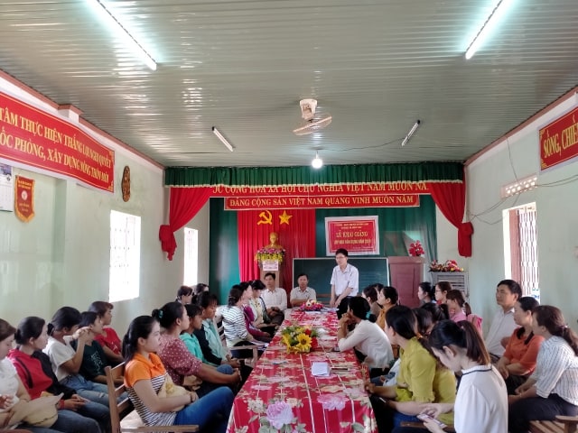 Khai giảng lớp dạy nghề cho hội viên phụ nữ tại buôn Kuốp, xã Dray Sáp