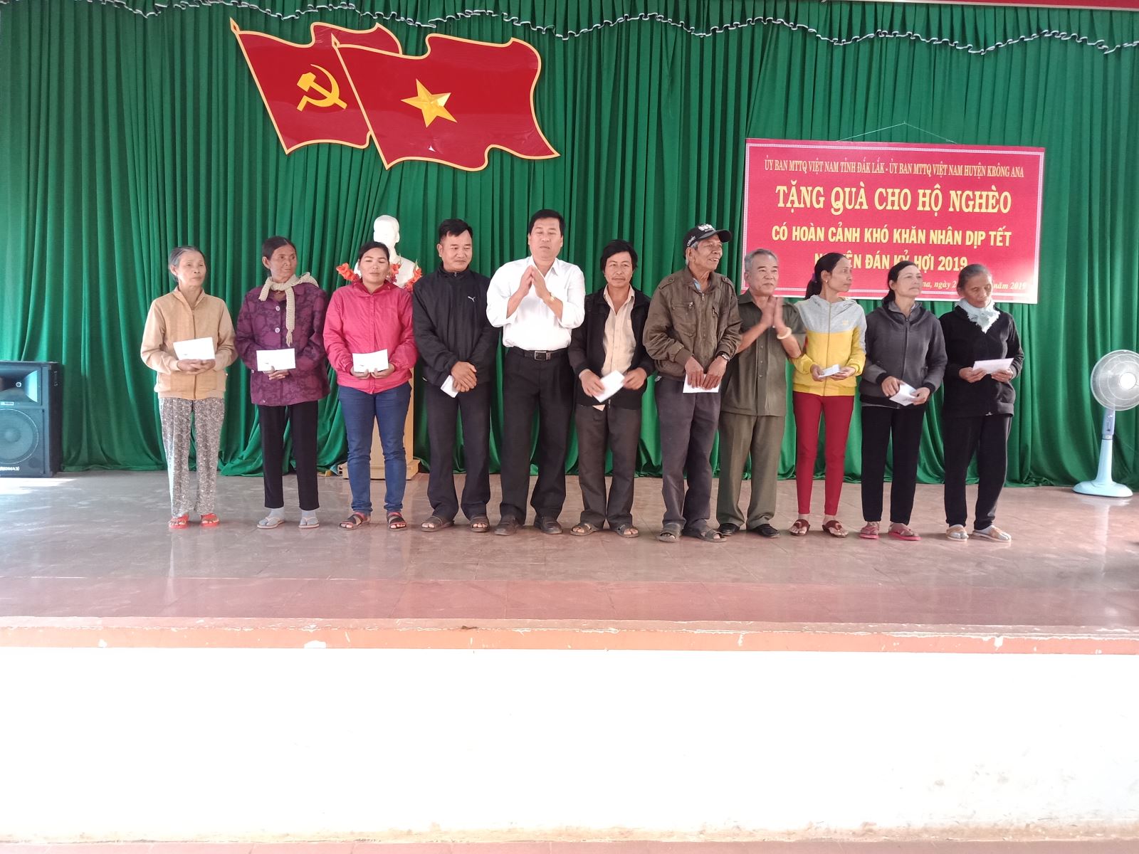 Ủy ban Mặt trận tổ quốc tỉnh Đắk Lắk và Ủy ban Mặt trận tổ quốc huyện Krông Ana tặng quà Tết cho hộ nghèo trên địa bàn huyện