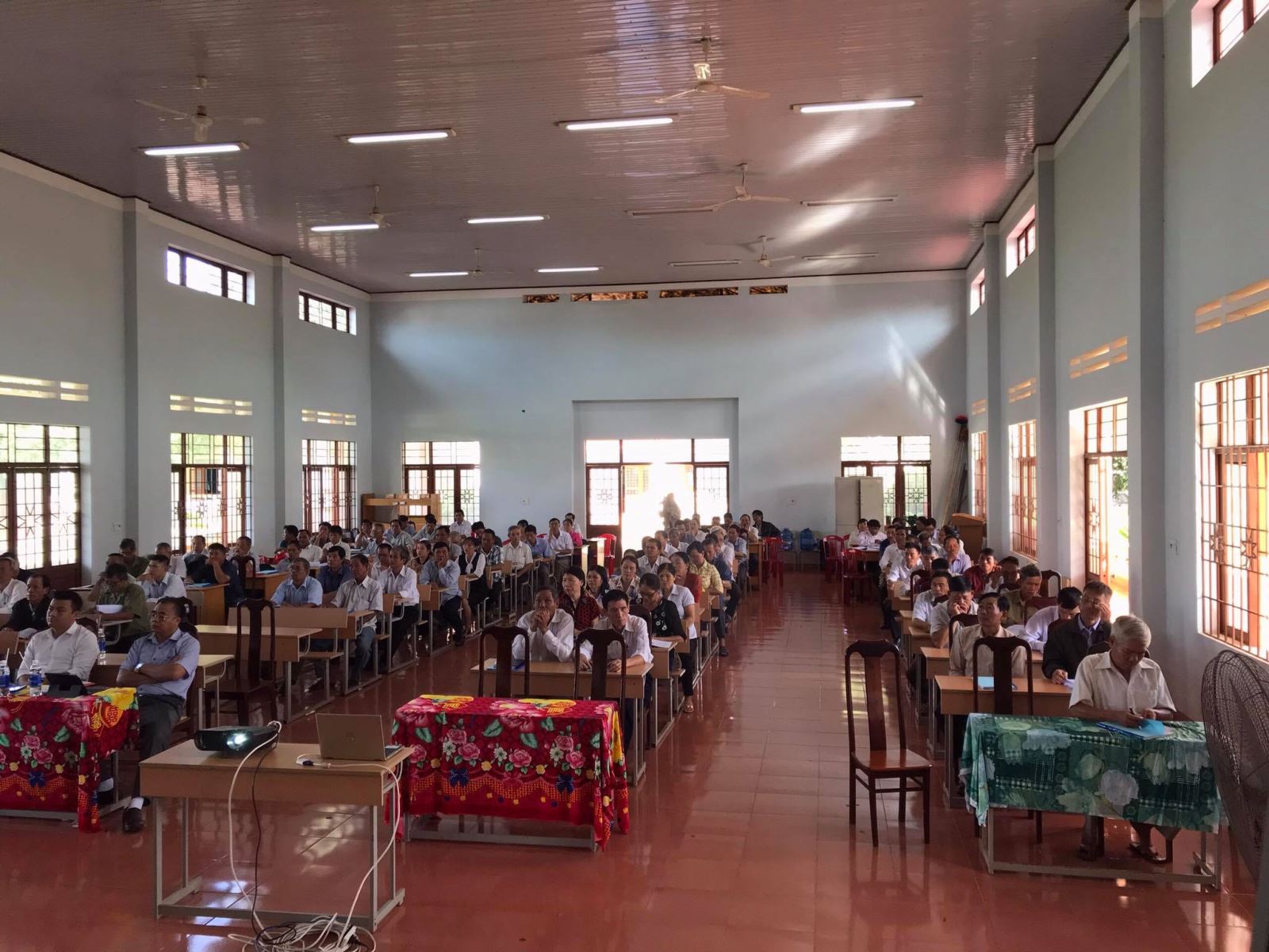 Khai giảng lớp bồi dưỡng kỹ năng nghiệp vụ và kiến thức dân tộc cho Bí thư chi bộ, Trưởng BTQ thôn, buôn, tổ dân phố 