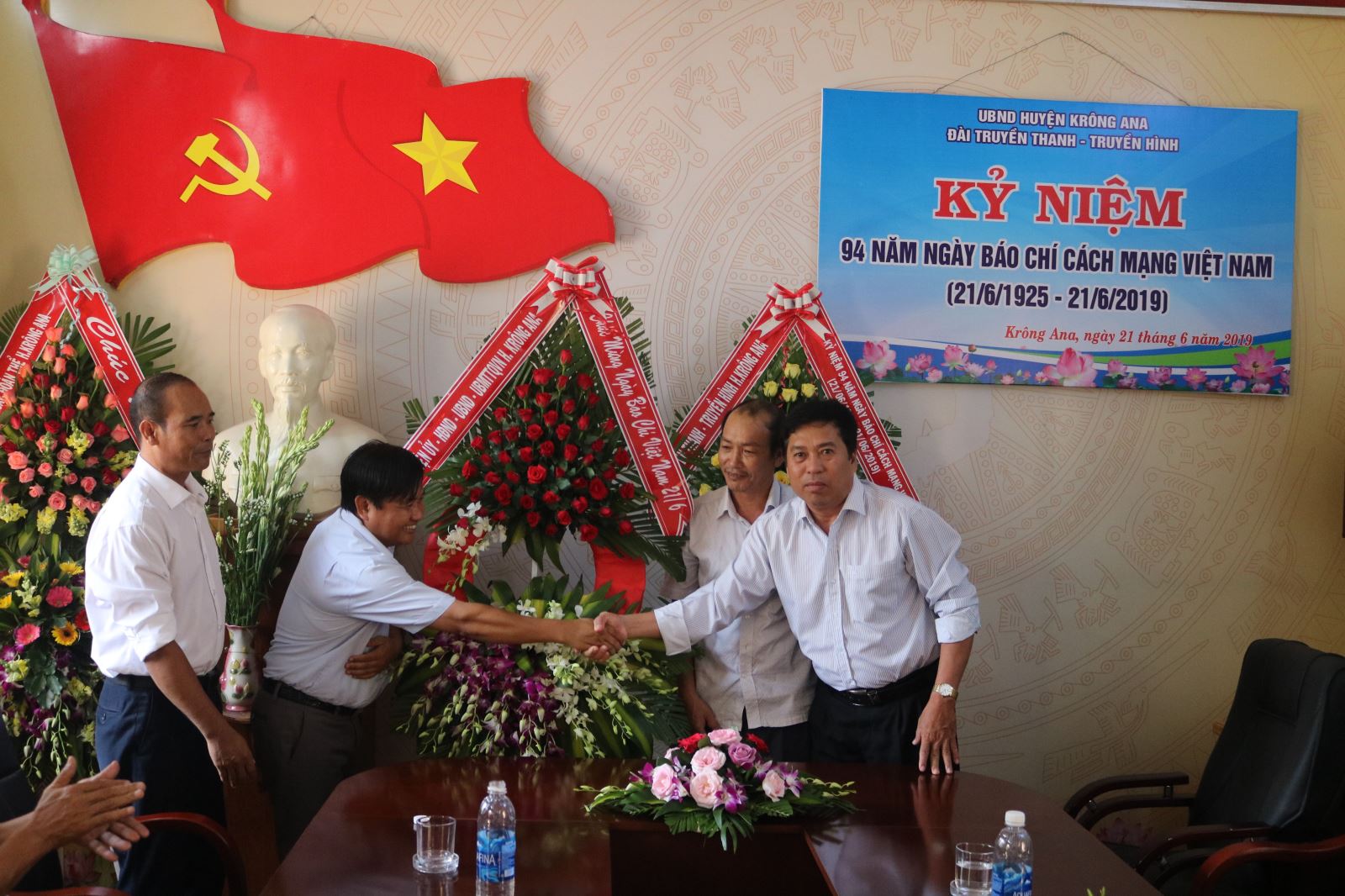 Lãnh đạo huyện Krông Ana thăm Đài Truyền thanh - Truyền hình huyện nhân dịp kỷ niệm 94 năm ngày Báo chí cách mạng Việt Nam (21/6/1925 - 21/6/2019)