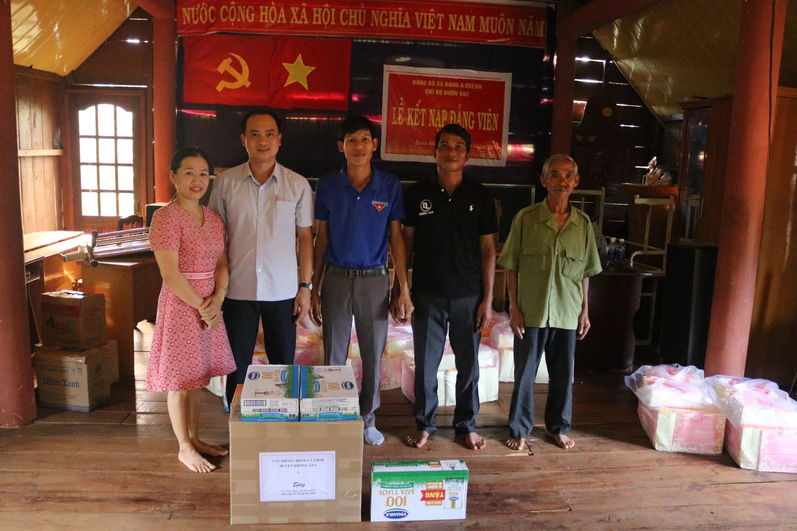Thăm, tặng quà buôn kết nghĩa nhân dịp tết Trung thu năm 2020