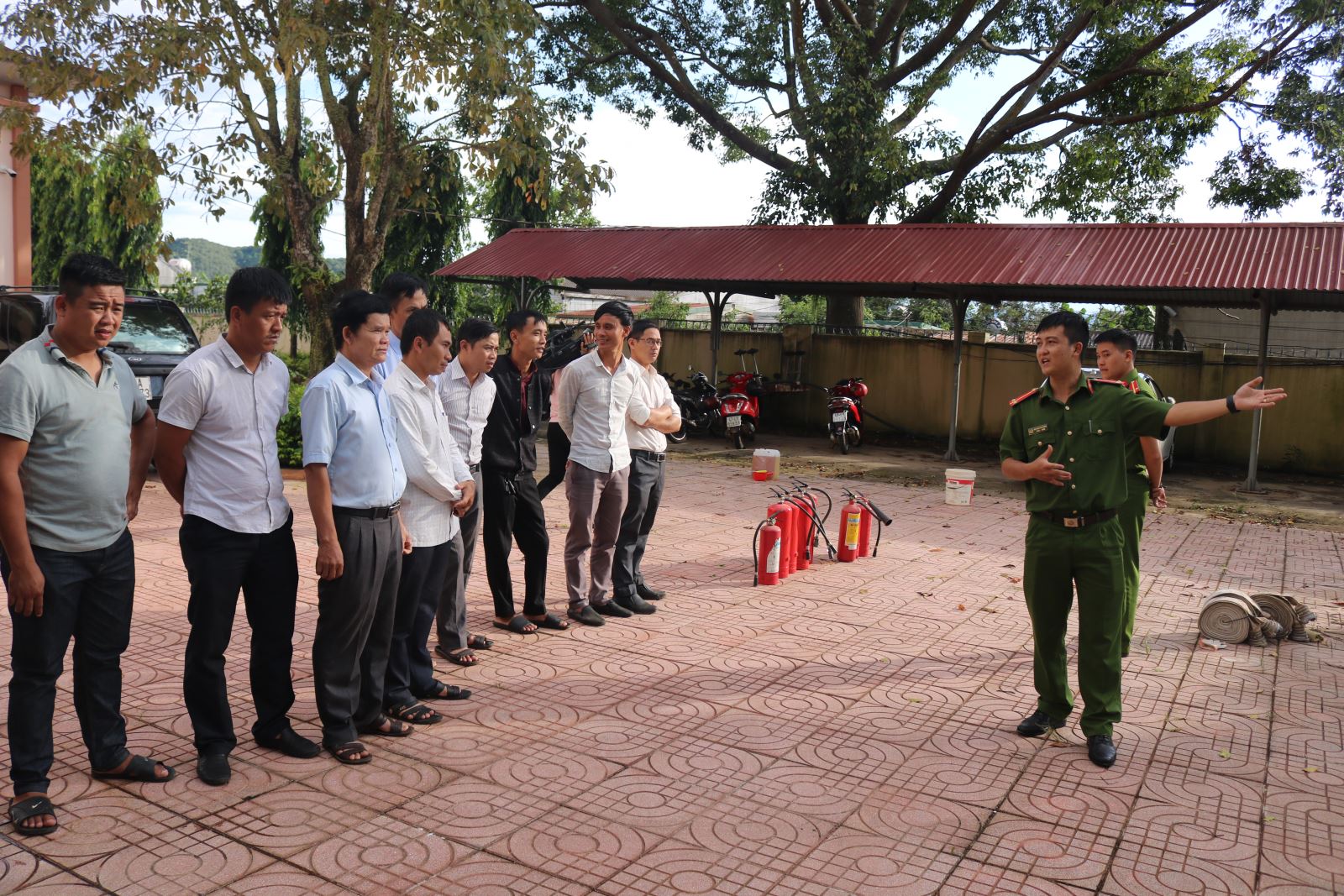 Đội phòng cháy, chữa cháy HĐND và UBND huyện tổ chức thực tập phương án phòng cháy, chữa cháy