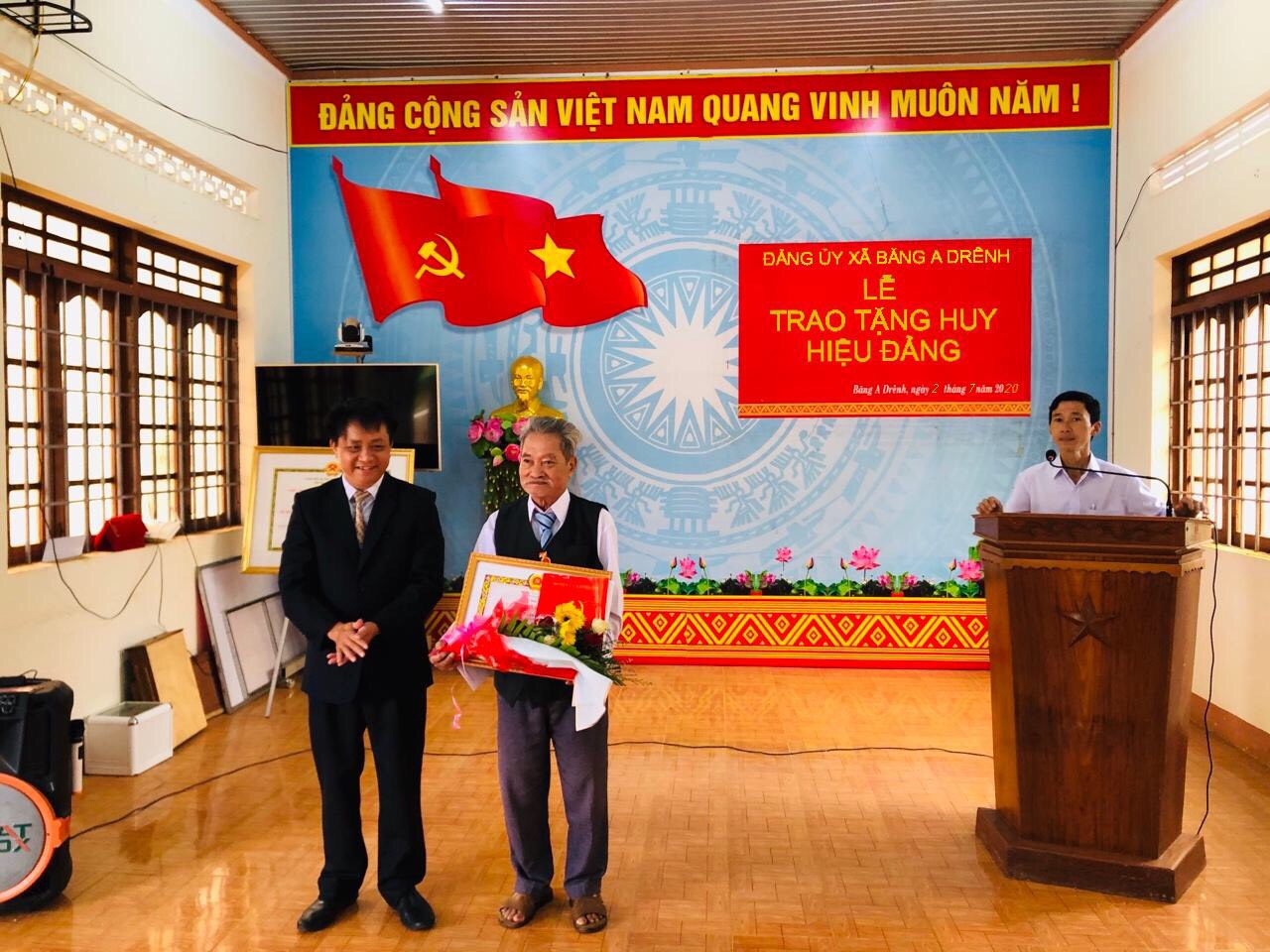 Đảng ủy xã Băng A Drênh tổ chức lễ trao huy hiệu 45 năm tuổi Đảng 