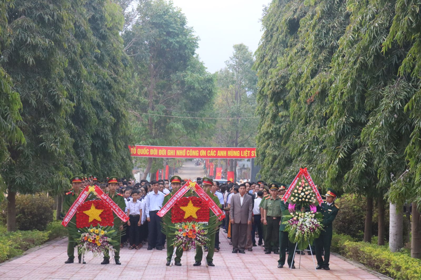 Thường trực Huyện ủy, HĐND, UBND, UBMTTQ Việt Nam huyện viếng nghĩa trang liệt sỹ nhân dịp Tết Nguyên đán Canh Tý 2020