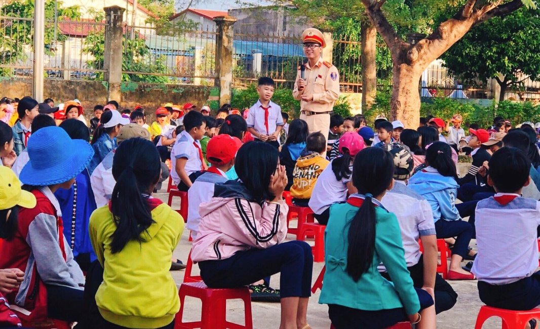 Công an huyện Krông Ana: tích cực nâng cao hiệu quả tuyên truyền pháp luật giao thông trong trường học.