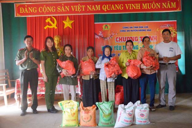 Công an huyện Krông Ana: mang hương xuân đến bản làng