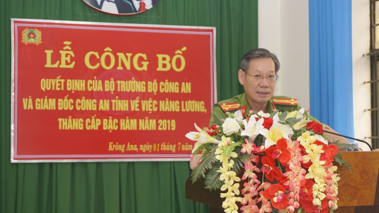 Công an huyện Krông Ana tổ chức lễ công bố Quyết định nâng lương, thăng cấp bậc hàm năm 2019