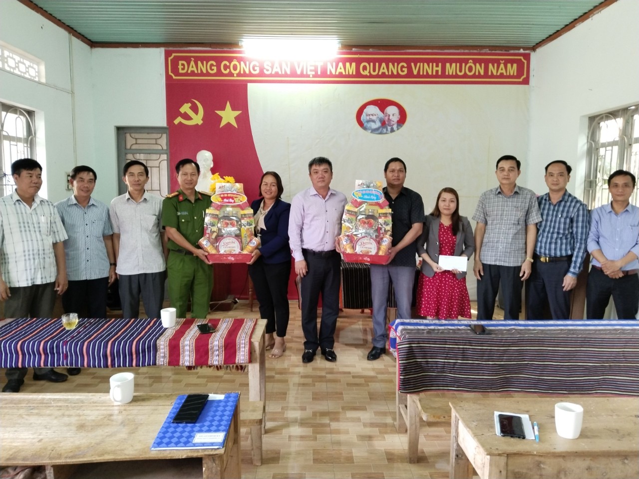 Lãnh đạo huyện thăm, tặng quà Tết cho các tập thể, cá nhân dịp tết Nguyên đán Quý Mão năm 2023