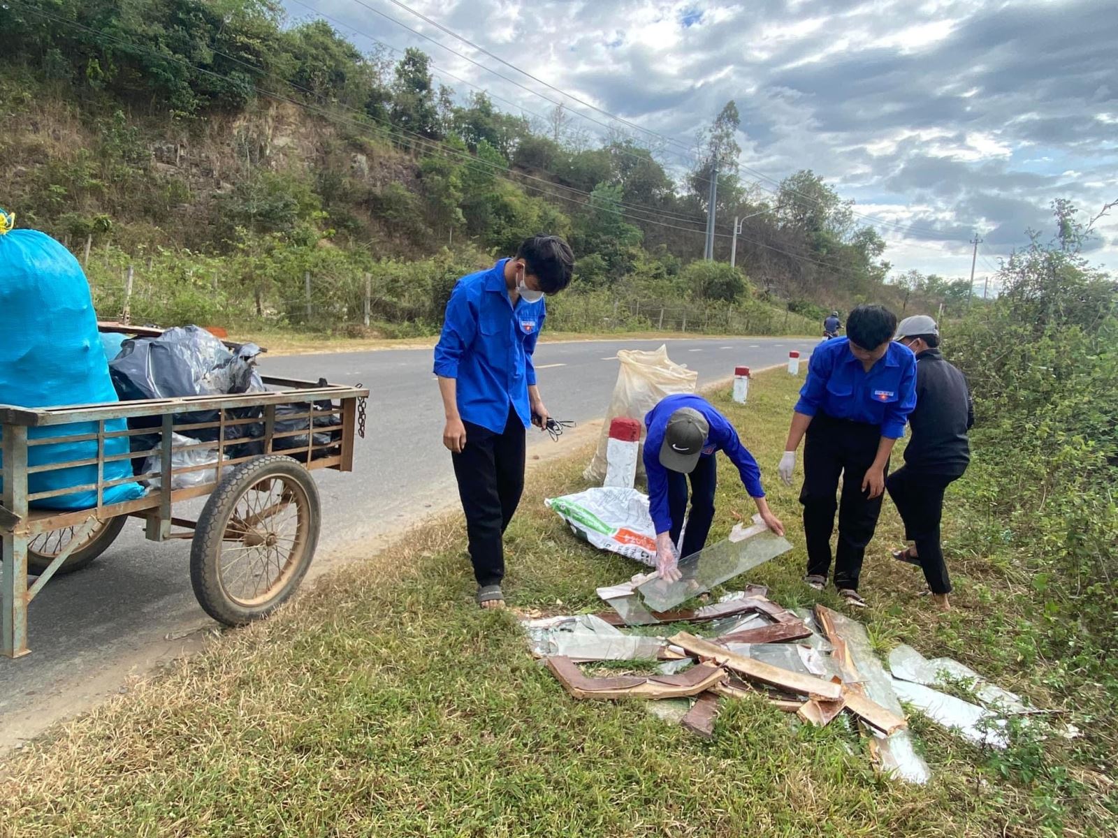 ĐOÀN THANH NIÊN XÃ BÌNH HÒA RA QUÂN DỌN VỆ SINH MÔI TRƯỜNG 