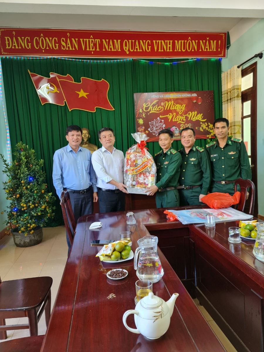Tập thể cán cán bộ, chiến sỹ Đồn Biên phòng 749 huyện Buôn Đôn thăm, chúc Tết lãnh đạo UBND huyện