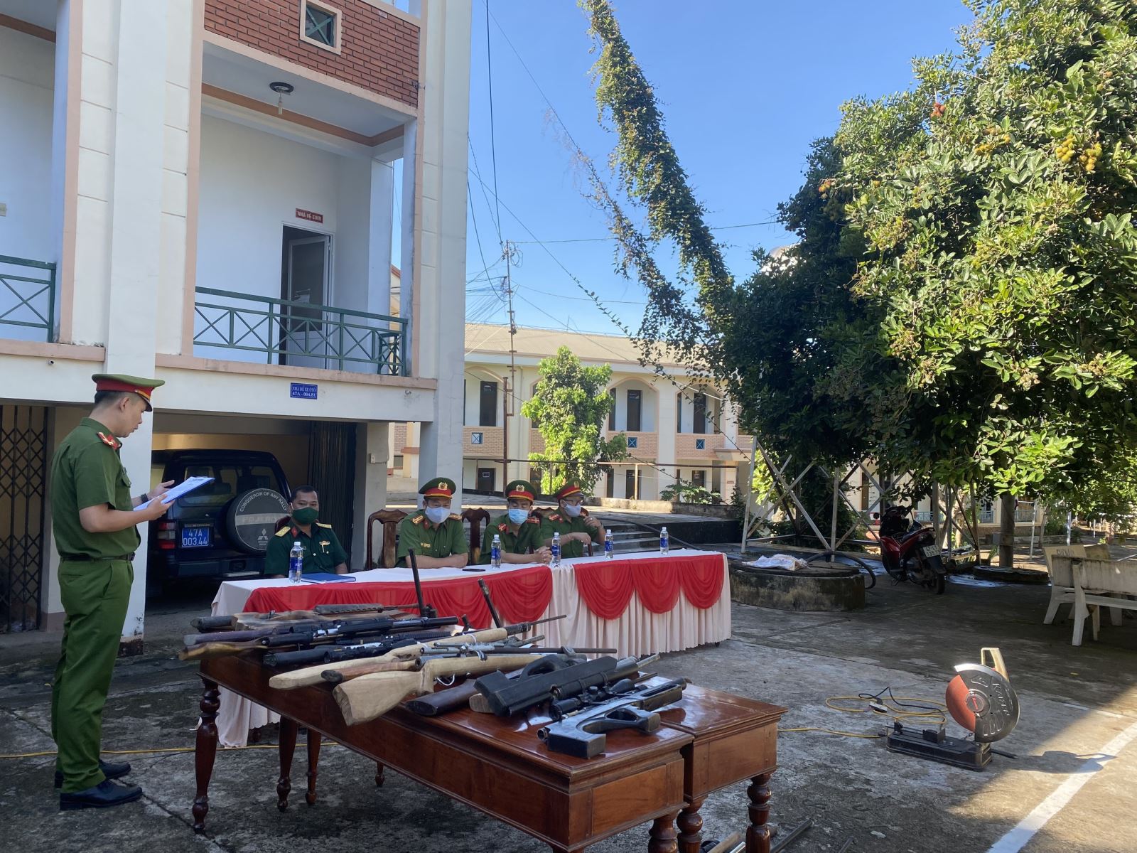 Công an huyện tiến hành tiêu hủy vũ khí , vật liệu nổ,  công cụ hỗ trợ năm 2021 