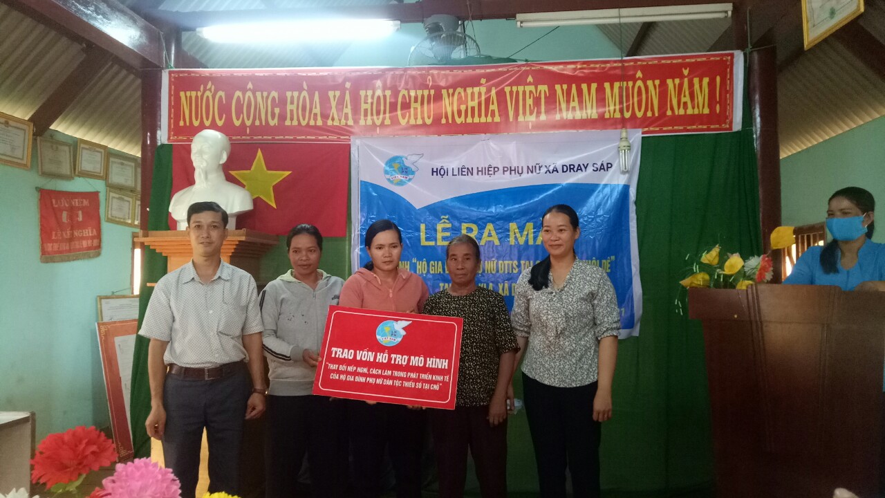 Lễ ra mắt mô hình “Hộ gia đình Phụ nữ Dân tộc thiểu số tại chỗ chăn nuôi dê” tại Buôn Kla, xã Dray Sáp