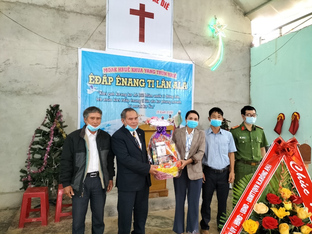 Đảng ủy, HĐND, UBND, UBMTTQ Việt Nam  xã Băng Adrênh đến thăm, chúc mừng lễ Giáng sinh năm 2021