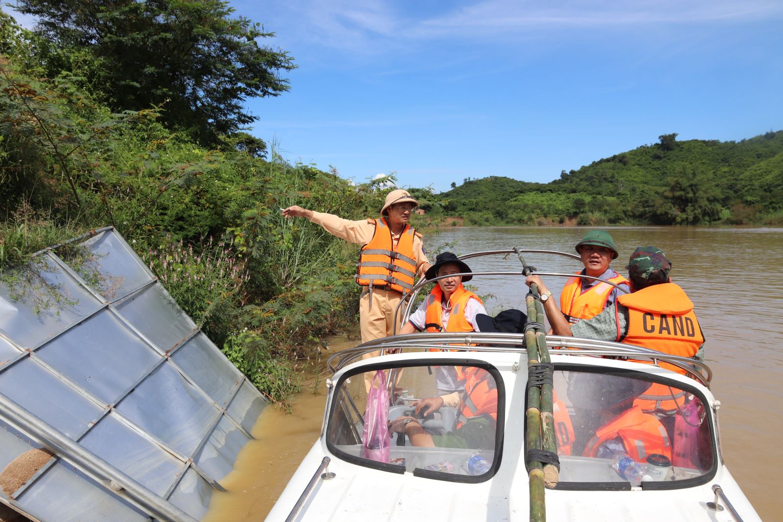 Kiểm tra tình hình sạt lở trên sông Krông Na và sông Krông Nô