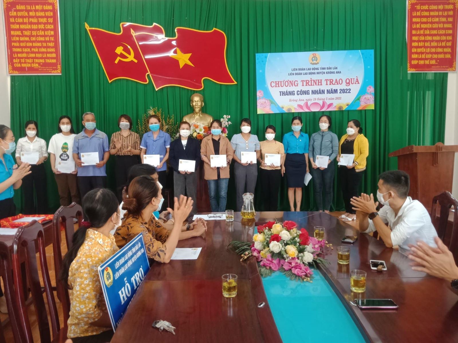 LĐLĐ huyện Krông Ana tổ chức trao quà cho công đoàn viên có hoàn cảnh khó khăn hưởng ứng tháng công nhân năm 2022