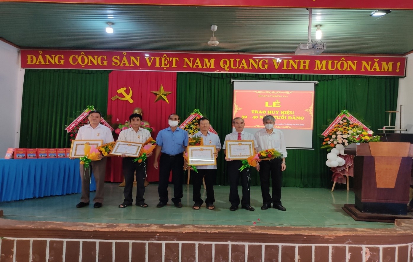 Đảng ủy thị trấn Buôn Trấp tổ chức Lễ trao  tặng huy hiệu 30 năm, 40 năm tuổi Đảng