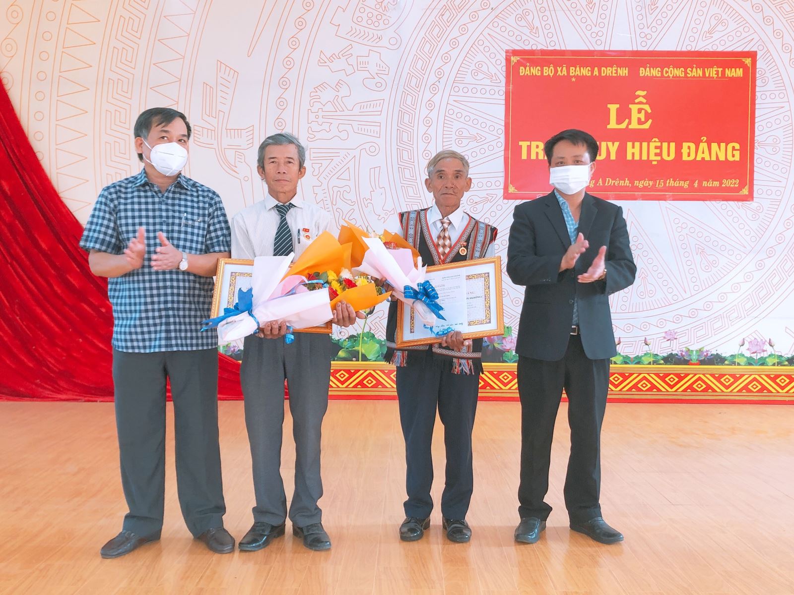 Đảng ủy xã Băng  A Drênh tổ chức  Lễ trao tặng huy hiệu 40 năm tuổi Đảng