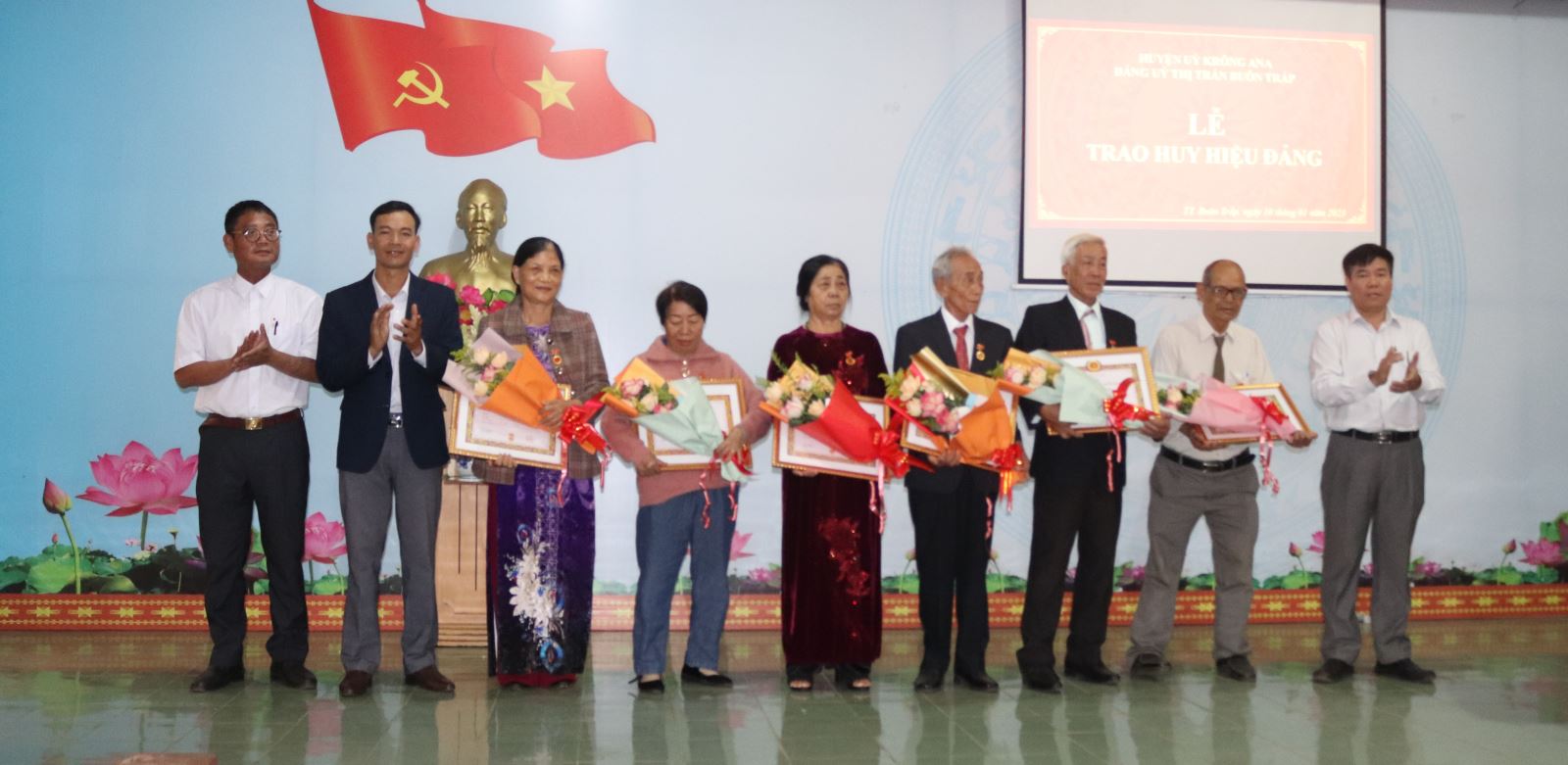 Đảng ủy thị trấn Buôn Trấp, huyện Krông Ana tổ chức Lễ trao tặng Huy hiệu Đảng cho các đồng chí đảng viên 55, 45, 40 tuổi đảng