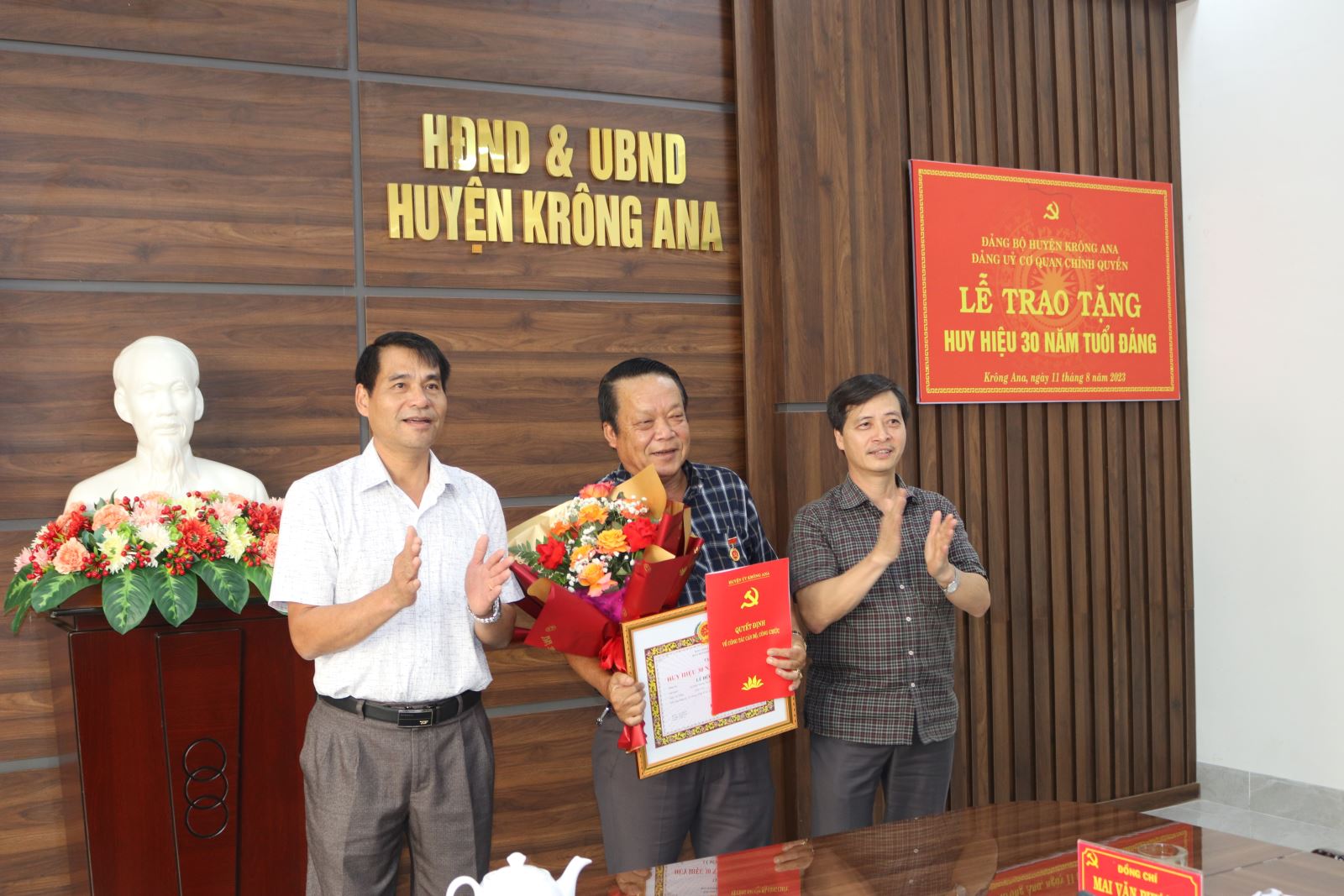 Lễ trao huy hiệu 30 năm tuổi Đảng cho đảng viên thuộc Đảng ủy Cơ quan Chính quyền huyện Krông Ana