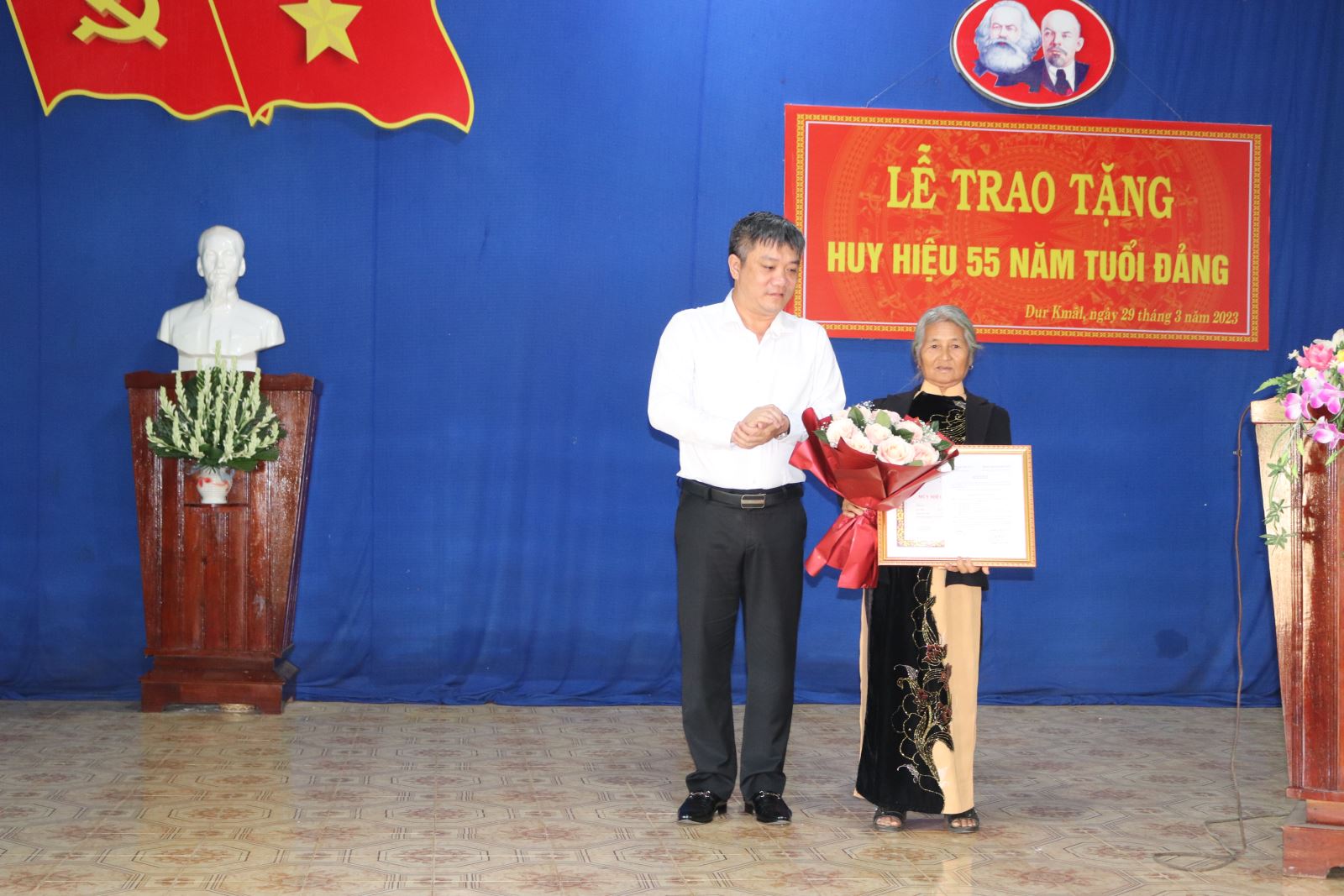 Lễ trao huy hiệu 55 tuổi Đảng