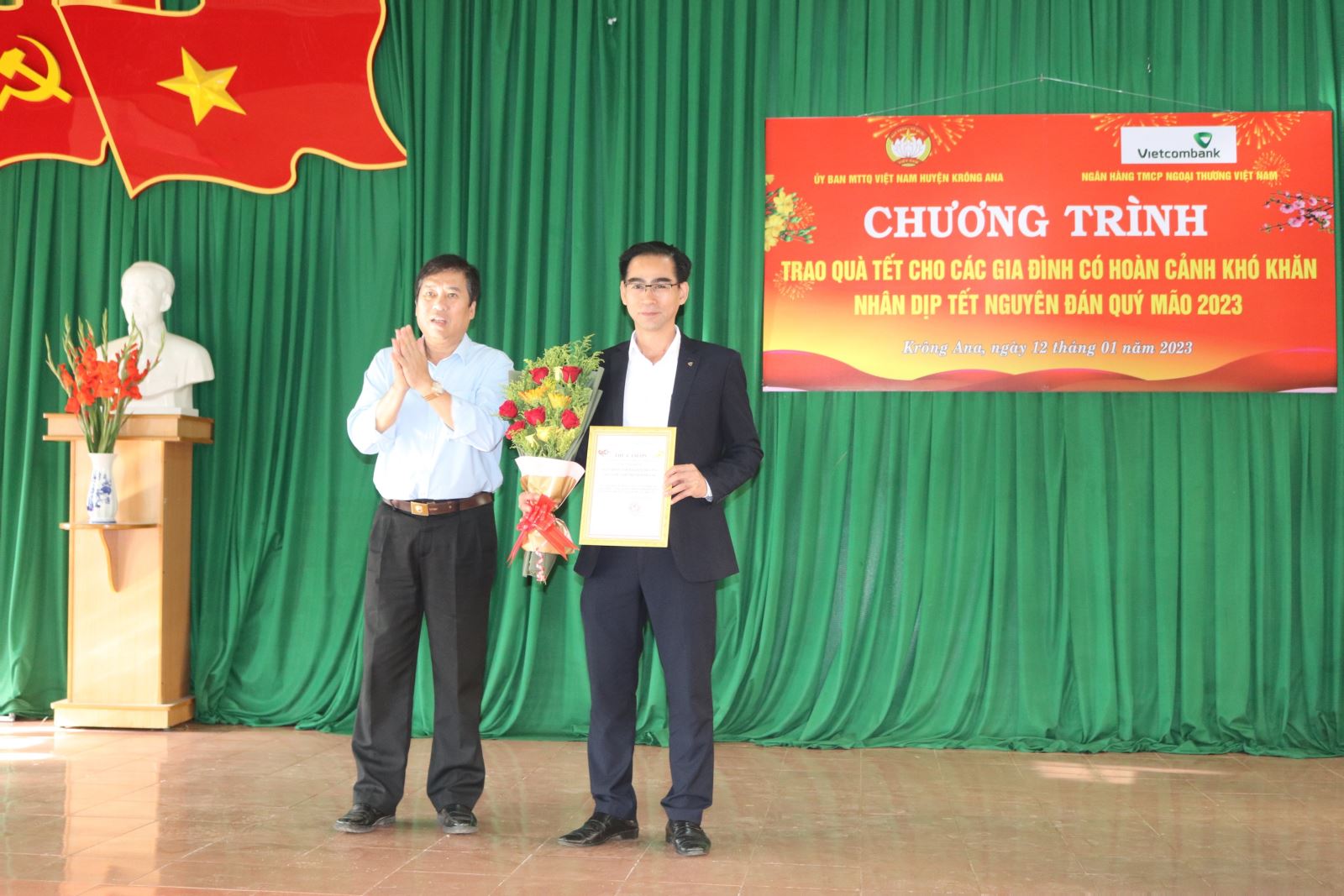 Chương trình trao quà Tết cho các gia đình có hoàn cảnh khó khăn nhân dịp Tết Nguyên đán Quý Mão 2023