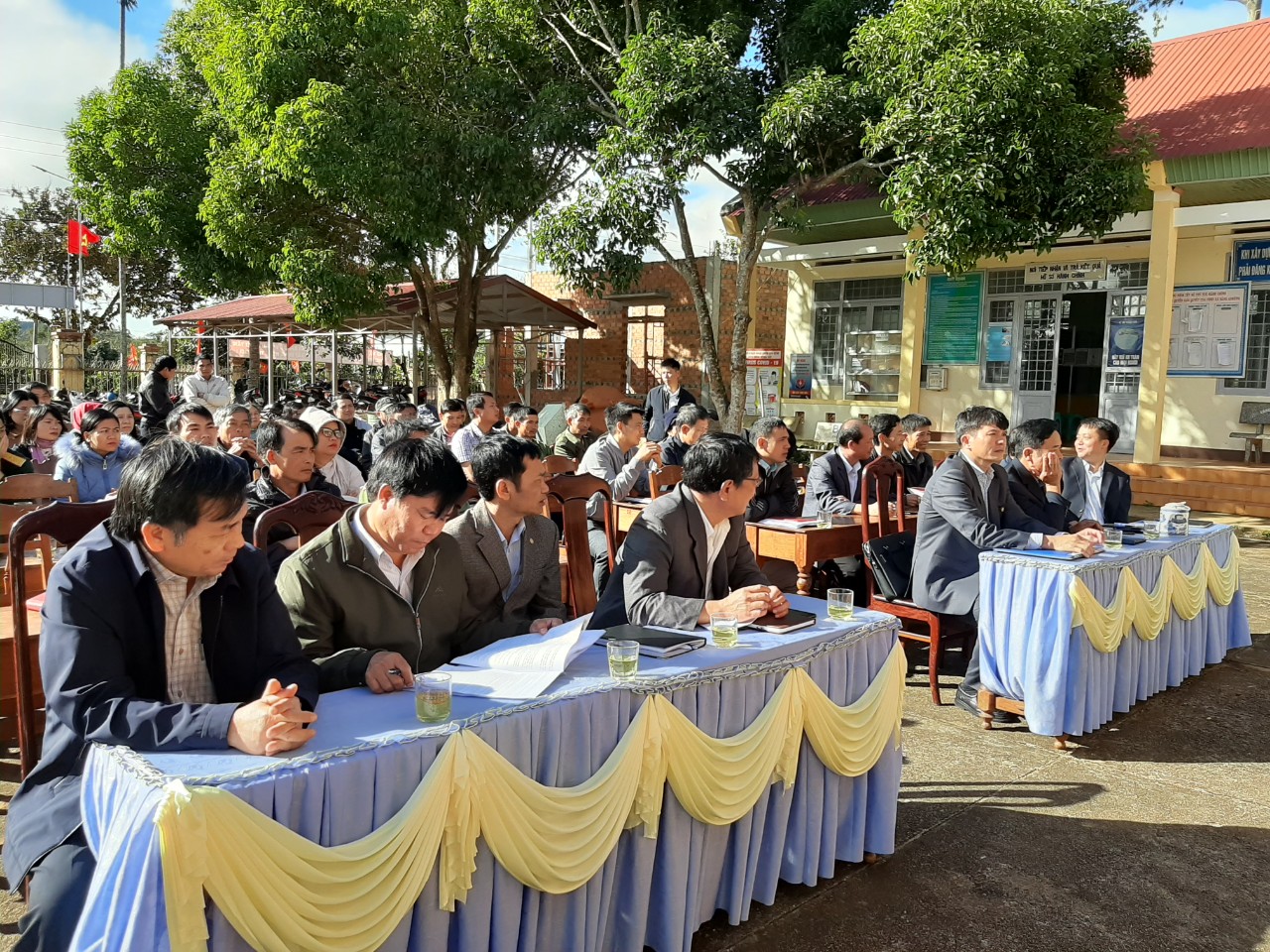Huyện Krông Ana tổ chức buổi Lễ ký hợp đồng thuê đất và trao Giấy chứng nhận quyền sử dụng đất của Công ty TNHH MTV Cà phê - Ca cao Krông Ana cho hộ gia đình, cá nhân