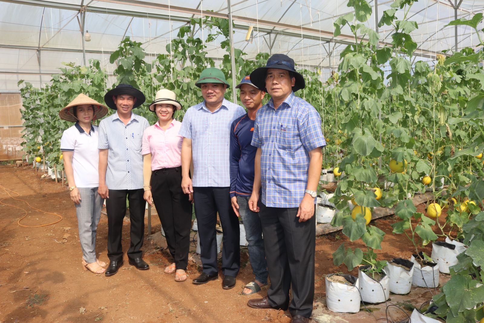 Đoàn lãnh đạo của huyện thăm các mô hình kinh tế sản xuất nông nghiệp hiệu quả trên địa bàn xã Ea Na