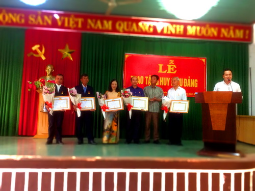 ĐẢNG BỘ THỊ TRẤN BUÔN TRẤP  TỔ CHỨC LỄ TRAO HUY HIỆU ĐẢNG 