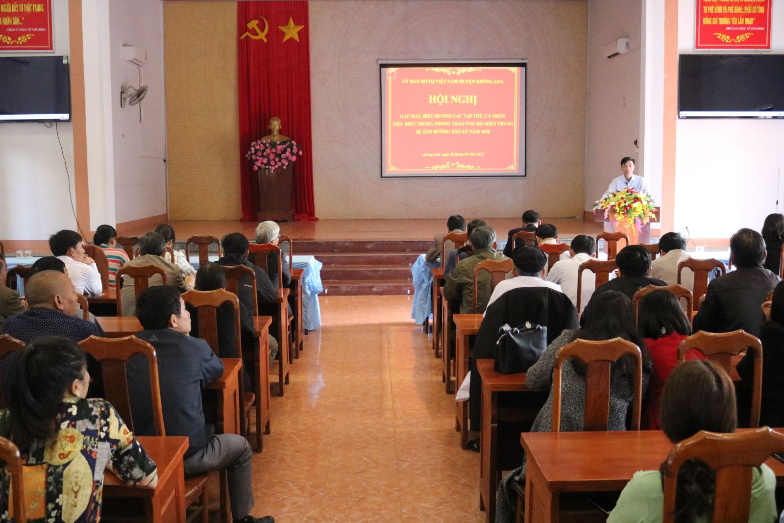 UBMTTQ Việt Nam huyện tổ chức Hội nghị biểu dương các tổ chức, cá nhân tiêu biểu trong phong trào ủng hộ miền trung bị lụt, bảo năm 2020 