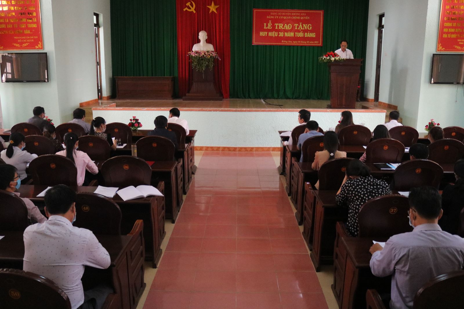 ĐẢNG ỦY CƠ QUAN CHÍNH QUYỀN HUYỆN TỔ CHỨC LỄ TRAO HUY HIỆU 30 NĂM TUỔI ĐẢNG VÀ TỔNG KẾT CÔNG TÁC NĂM 2020, TRIỂN KHAI NHIỆM VỤ NĂM 2021 