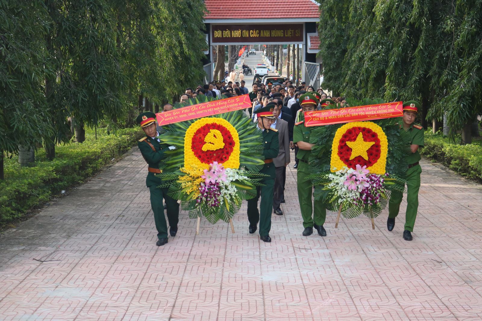 Lãnh đạo và Nhân dân các dân tộc huyện Krông Ana viếng Nghĩa trang Liệt sĩ nhân dịp tết Nguyên đán Quý Mão năm 2023
