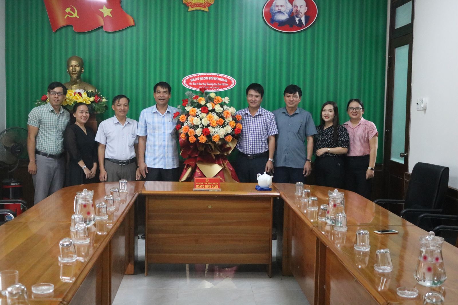 Đảng uỷ Cơ quan chính quyền huyện Krông Ana tặng hoa chúc mừng Nhân Kỷ niệm 94 năm ngày thành lập Công đoàn Việt Nam