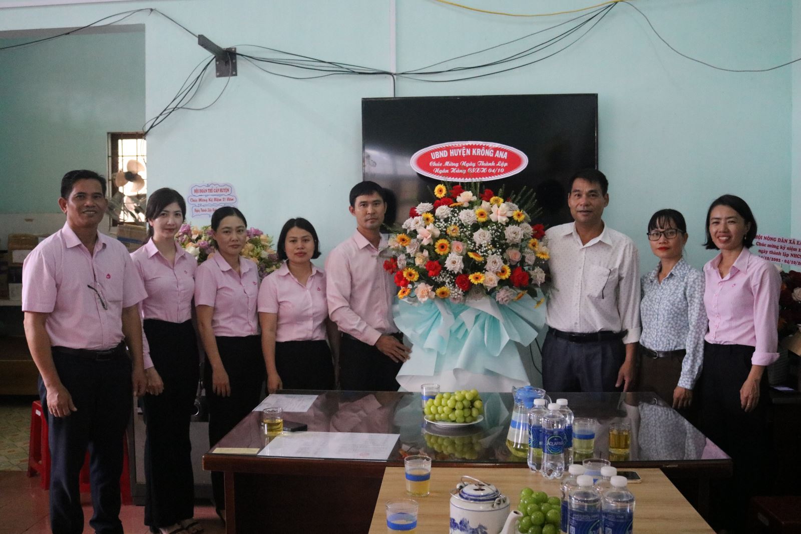 Lãnh đạo UBND huyện chúc mừng Ngân hàng Chính sách xã hội huyện nhân dịp kỷ niệm 21 năm ngày truyền thống