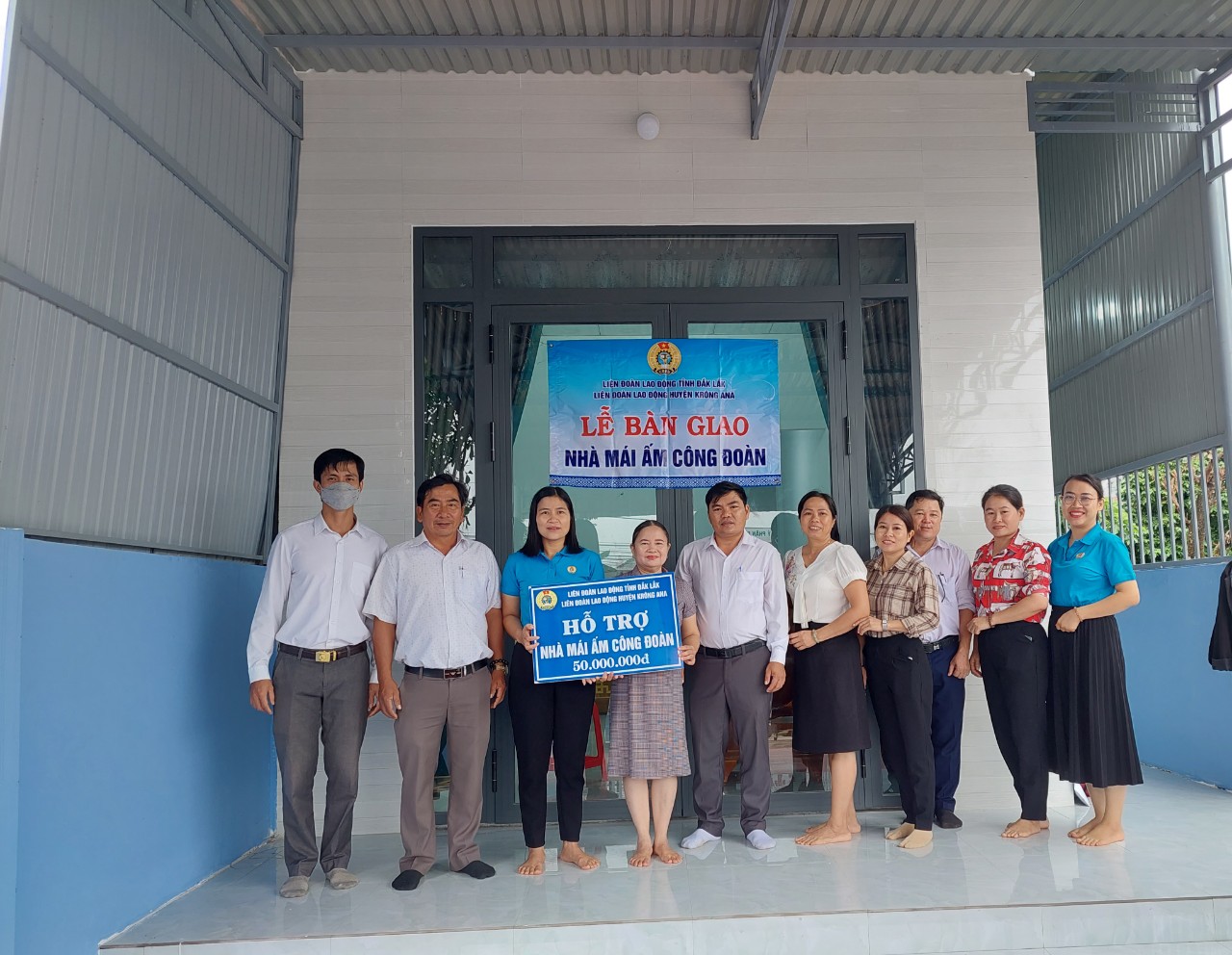 Bàn giao nhà “Mái ấm công đoàn” cho đoàn viên có hoàn cảnh khó khăn