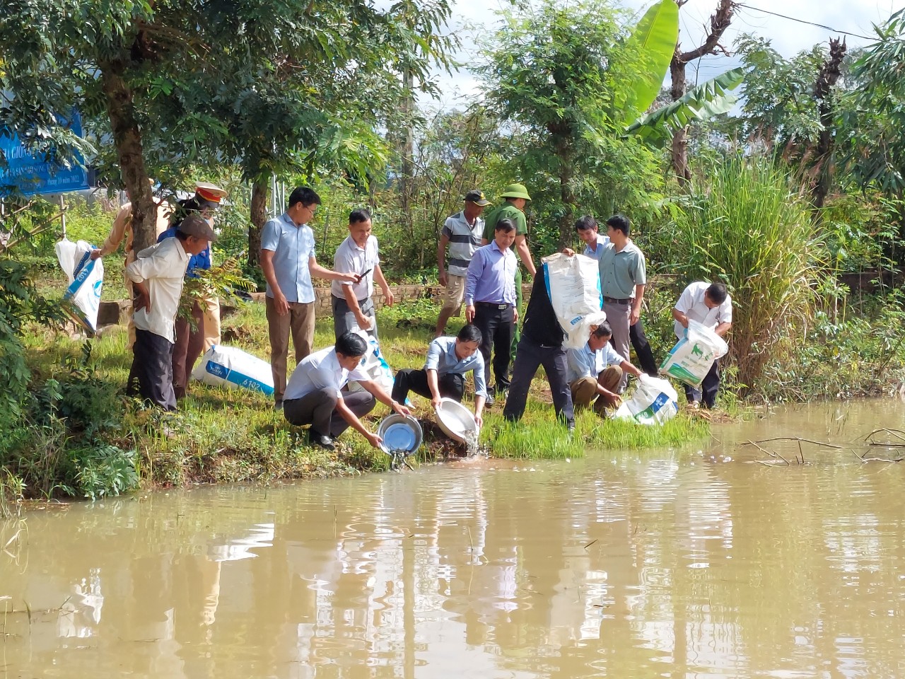 Thả cá bổ sung nguồn lợi thủy sản trên sông Krông Ana