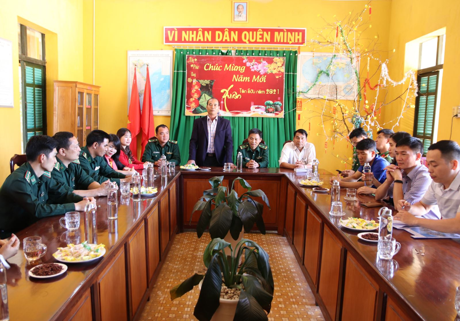 Lãnh đạo huyện Krông Ana thăm và chúc Tết Đồn Biên phòng 749