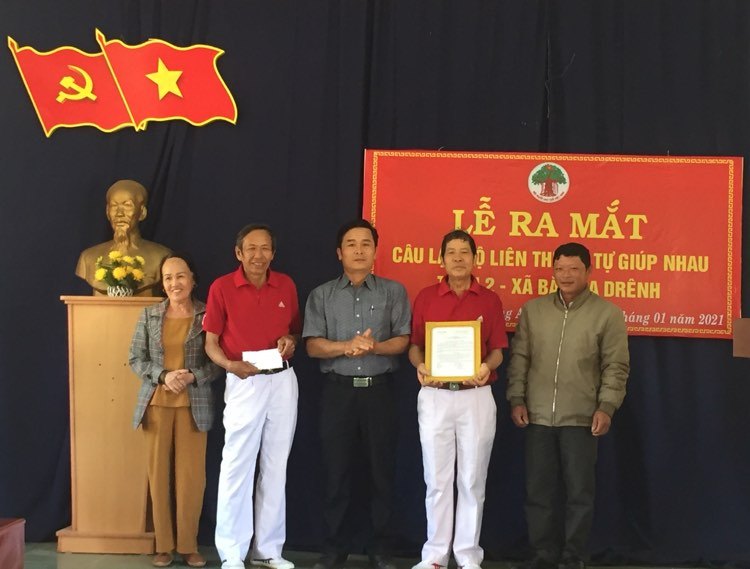 Lễ ra mắt Câu lạc bộ Liên thế hệ tự giúp nhau thôn 2, xã Băng A Drênh