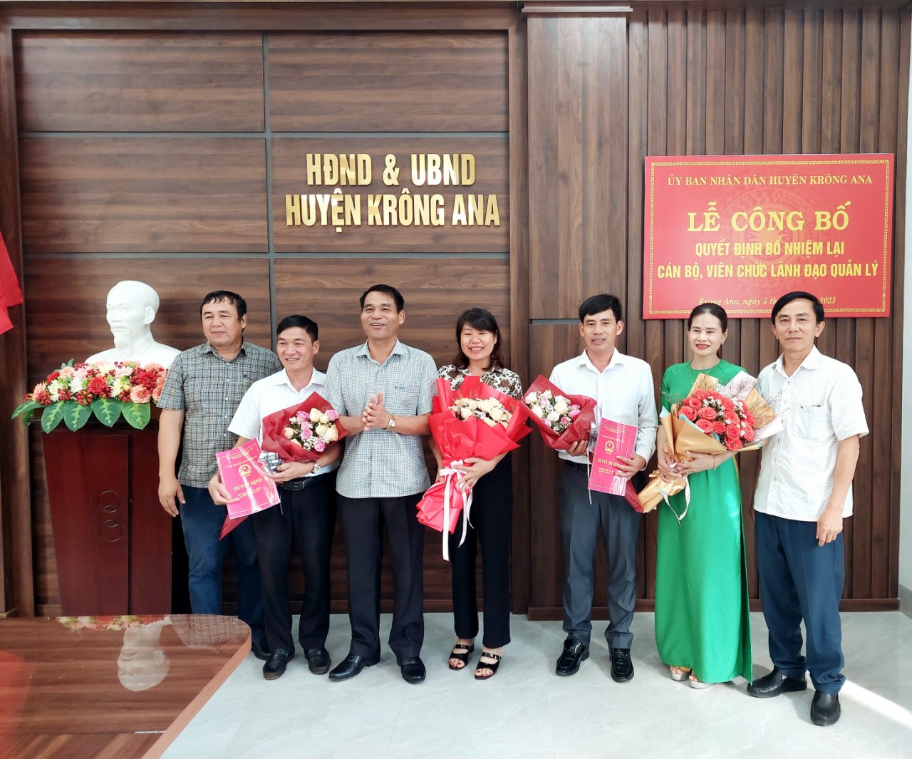 UBND huyện công bố Quyết định bổ nhiệm lại cán bộ, viên chức lãnh đạo quản lý