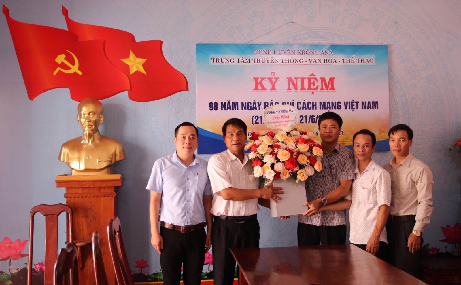 Lãnh đạo huyện thăm và chúc mừng Trung tâm Truyền thông - Văn hóa - Thể thao huyện kỷ kiệm 98 năm Ngày Báo chí cách mạng Việt Nam