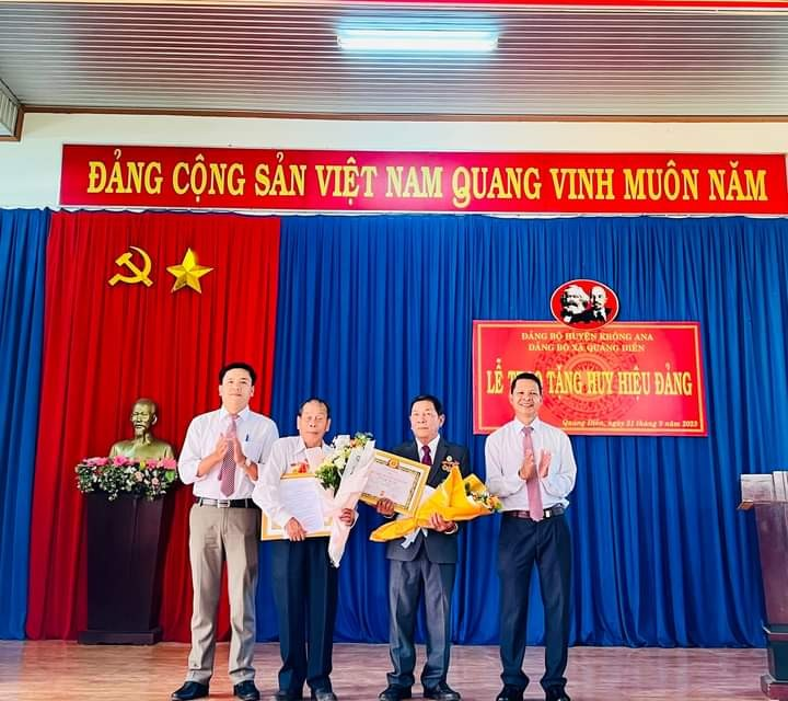 Đảng bộ xã Quảng Điền tổ chức Lễ trao tặng Huy hiệu 55 tuổi Đảng và Huy hiệu 40 năm tuổi Đảng