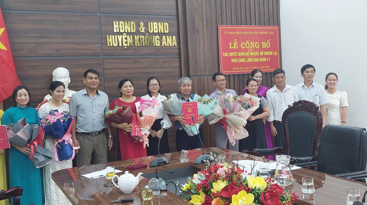 UBND huyện công bố Quyết định bổ nhiệm lại, chuyển công tác, và bổ nhiệm viên chức lãnh đạo quản lý