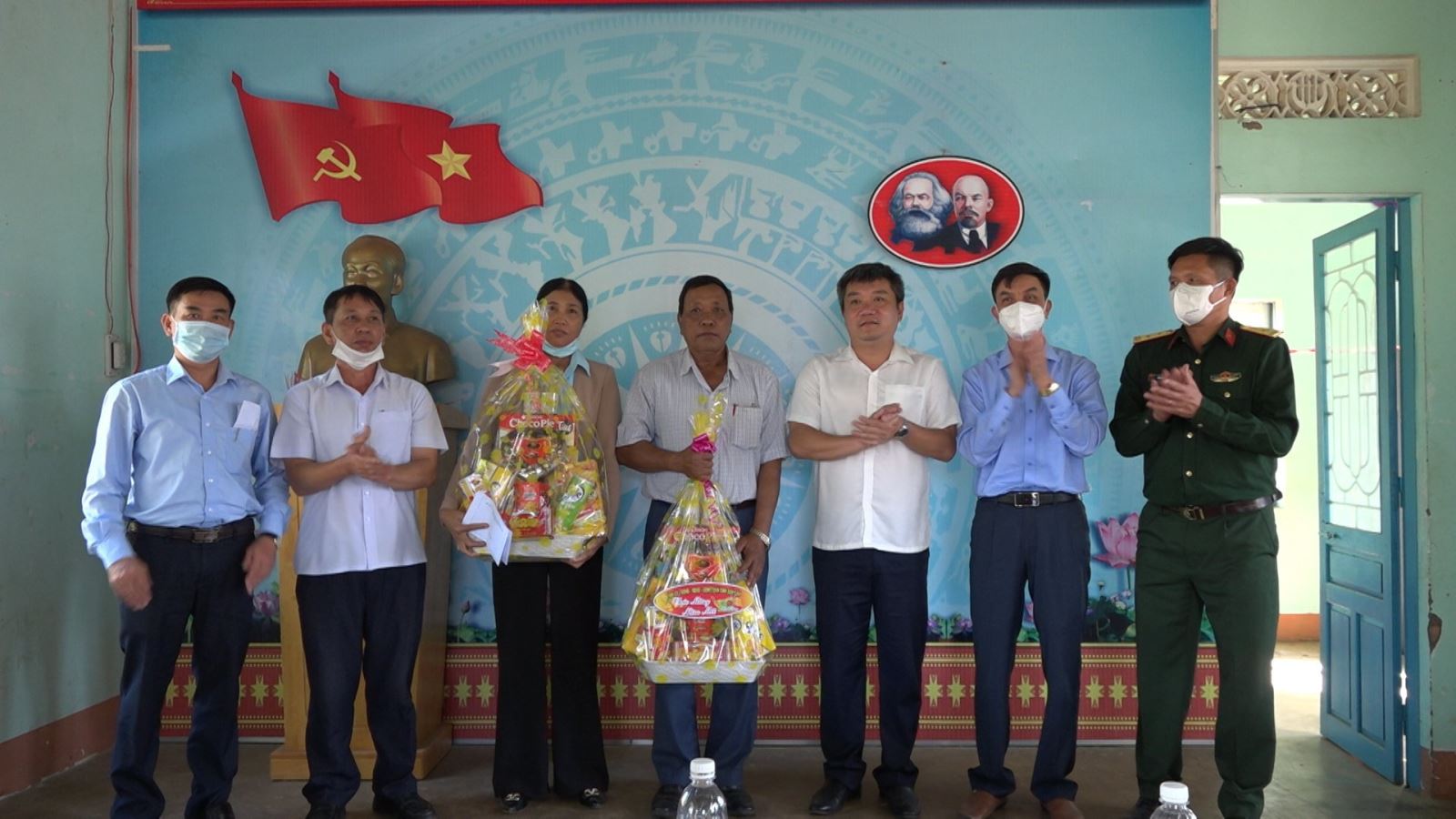 Huyện ủy, HĐND, UBND, UBMTTQVN tổ chức các đoàn đi thăm và tặng quà các tập thể, cá nhân nhân dịp Tết Nguyên đán Nhâm Dần 2022