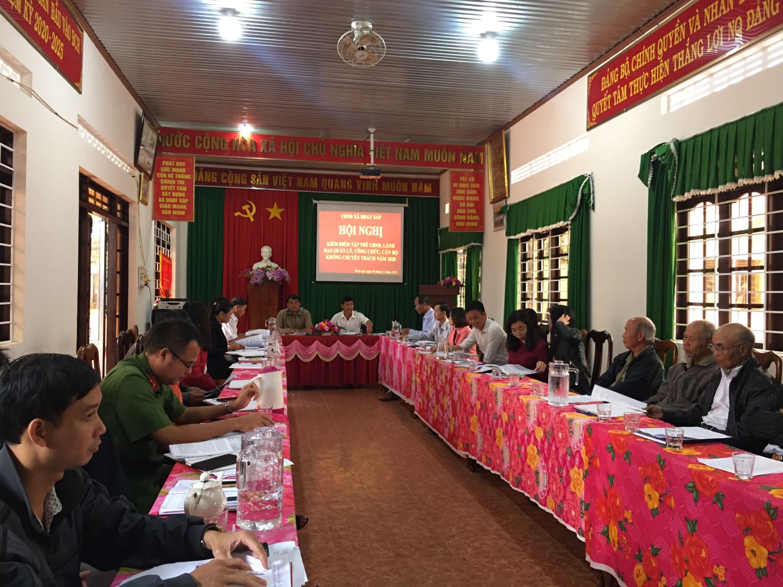 UBND xã Dray Sáp tổ chức Hội nghị kiểm điểm đối với tập thể và cá nhân lãnh đạo UBND xã năm 2020